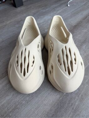 YEEZY Foam RNNR Clogs – Cream/Off-White – Men’s